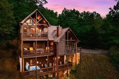 Image de Views | Game Room | Hot Tub | Ev Charger | Convenient Location Downtown\/ Aska