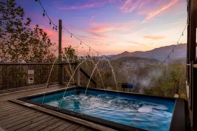 Image de Pool | Views | Game Room | Hot Tub | Ev Charger
