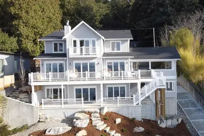 Image de Whale Watching from a Luxury Waterfront Home!