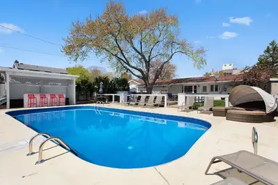 Image de Hot tub open all year! Private heated pool, sleeps 10 near downtown New Buffalo!