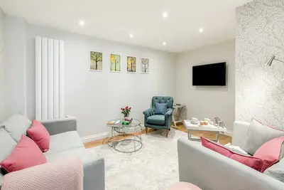 Anne’s Cottage is set in a quiet location and is close to all the town’s amenities.