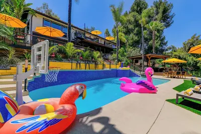 Image de Colossal Remodeled Estate + Movie Theatre + Pool/Spa + Gym - Vacationers Dream!