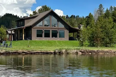 Image de Beautiful New Waterfront Cabin with Sauna!