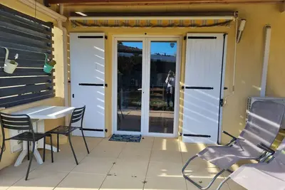 Image de Studio avec terrasse à Carros proximité mer et montagne.