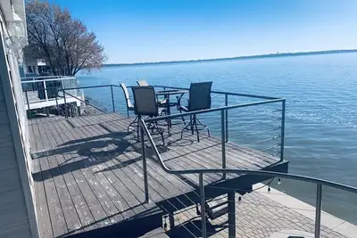 Image de Modern lakefront 3bd/3br house breathtaking views