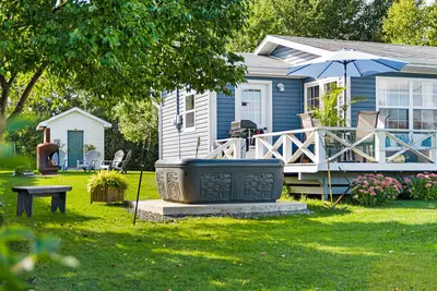 Chalet bleu vue a la Baie de Cocagne