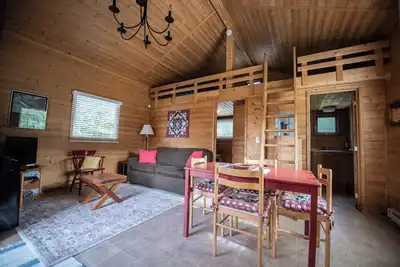 Image de Charming, affordable cabin - steps from the beach!