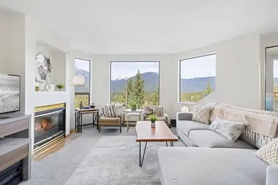 Image de View modern, slope-side spaciously sleeps 6 with hot tub, pool, sauna & gym