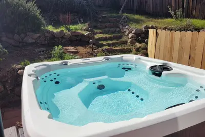 Image de Peaceful Mid-century home w/ King bed and Hot tub--Amazing lake views!