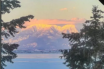 Lake View Luxury - Paddle boards - Firepit - Fish, Hike, Ski. Montana Paradise!