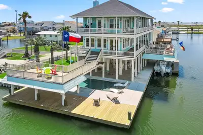 Image de Dreams Float! - Expansive Decks, Pool, Elev, 2 Masters - Canal w Epic Views