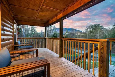 Image de Beautiful Private Cabin! Mtn Views ·Hot Tub ·Game Room ·Fire Pit ·Coffee Bar