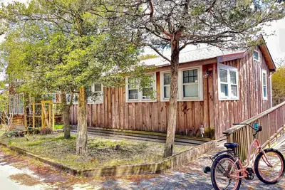 Image de New Listing Beach bungalow with modern comforts, 1 min walk from the beach!