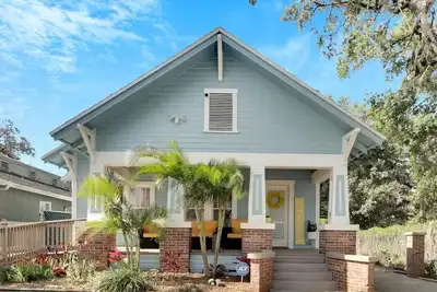 Image de Beaches, Downtown, Breweries, Trail, Gameroom, Bikes, Kayaks & Fully Renovated!