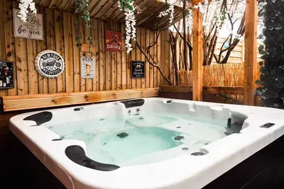 Image de Lovely 2-Br House in Liverpool with Hot Tub!