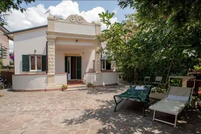 Detached house with fenced garden, in quiet but central location