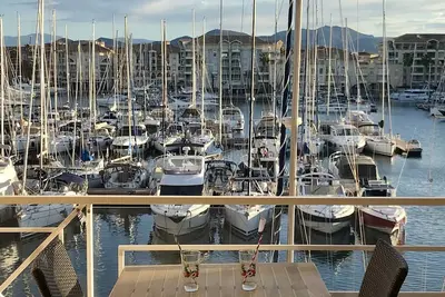 Image de Studio vue exceptionnelle sur Port Frejus. Piscine/ Parking /accès direct plage