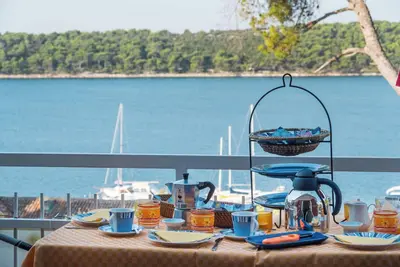 Image de Upper floor apartment with sea view, balcony, garden, parking, air conditioning in every room. Room