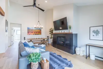 Image de New Listing - The Summit! Brand New Luxury Townhome-Air Conditioning