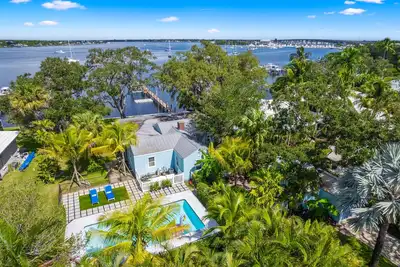 Image de Historic 1935 home directly on the River! 167' New Dock, Walk to Downtown, Pool\n