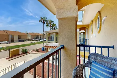 Image de Dog-friendly townhome with outdoor pool, balcony, pool views, washer\/dryer, Ac