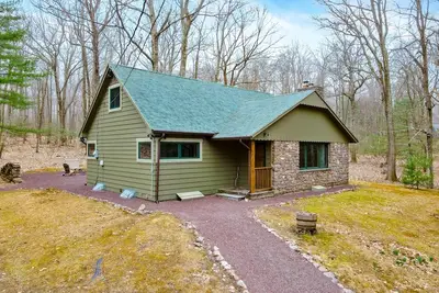 Image de Secluded forest cabin with hot tub, Ping-Pong, foosball, billiards & firepit
