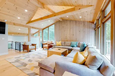 Image de Retro 2-story ski home with fireplace, deck, grill, W\/D, outdoor dining area, Ac