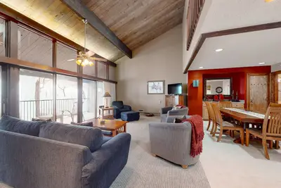 Image de Cozy condo with private washer and dryer, on-site golf, share pool and hot tub