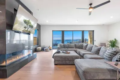 Image de Impressive home w/ water view, 2 large decks, 2 living rooms & 2 master ensuites
