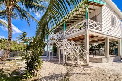 Image de Tropical studio with hammock, shaded balcony, & enclosed yard