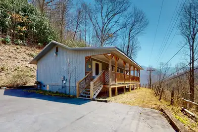 Image de Artsy mountain home with large covered deck, Ac, & amazing views - close to town