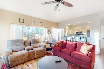 Image de Sunny, dog-friendly condo with a heated pool, gym, grilling area, & golf nearby