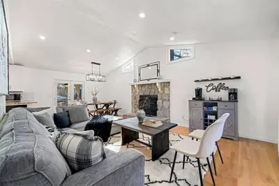 Image de Lake retreat w/hottub | movie room | fire-pit