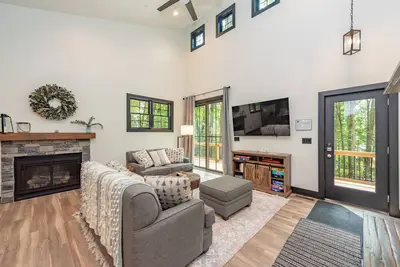 Image de New! Lake Point of View: Lake Area, Gas Fireplace, Hot Tub!