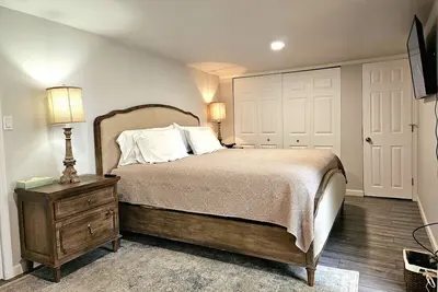Image de A Private, Stunning Home Walking Distance to Food, Drinks, & Parks