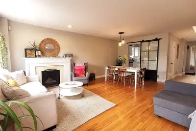 Image de Bright and charming home with gorgeous backyard