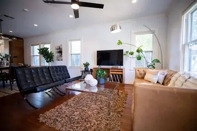 Image de mid-century home w/hot tub, Near Rodeo & World Cup