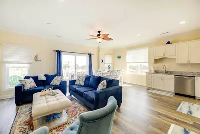 Image de Emerald Isle Vacation Home: Walk to Beach!