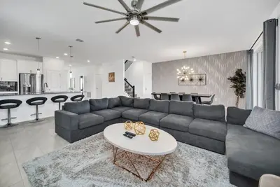 Image de 7 Bed  Champions Gate Resort Golf Villa with Spa and Pool 5 King Beds