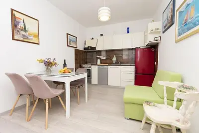 Appartement dans Omiš avec terrasse, Climatisation, Wifi, Machine à laver (5129-1)