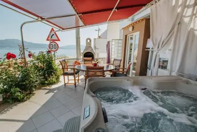Image de Appartement dans Arbanija avec vue mer, terrasse, Climatisation, Wifi (5138-2)