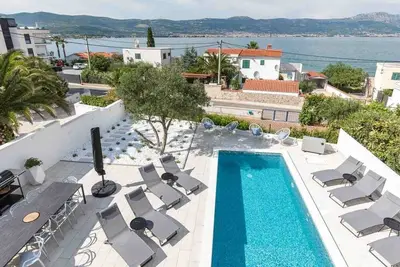 Image de Appartement dans Arbanija avec vue mer, terrasse, Climatisation, Wifi (5139-1)