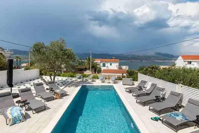 Image de Appartement dans Arbanija avec vue mer, terrasse, Climatisation, Wifi (5139-2)