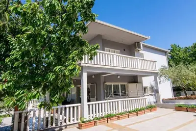 Image de Appartement dans Okrug Gornji avec terrasse, Climatisation, Wifi, Machine à laver (5157-1)