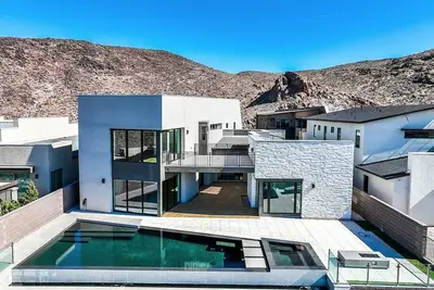 Image de Stunning Modern View Home with Pool and Spa -10 min from the strip and downtown.