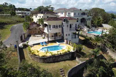 Image de 2 Bdr 3 Beds Villa w\/Pool and Jacuzzi - 2 minutes from the beach!