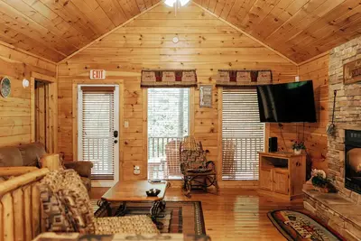 Image de Mountain Seclusion - Cozy Cabin! 15 fifteen minutes from downtown G'Burg! !
