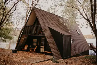 Image de Step Back in Time: Cozy Lakeside Retreat Vintage A-Frame Cabin on Horseshoe Lake