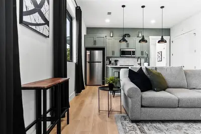 Image de Comforts of Home - Dallas - Near Downtown with pool. Interns welcome