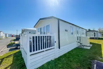 Image de 8 berth caravan with decking and WiFi at Broadland Sands Park ref 20064cf